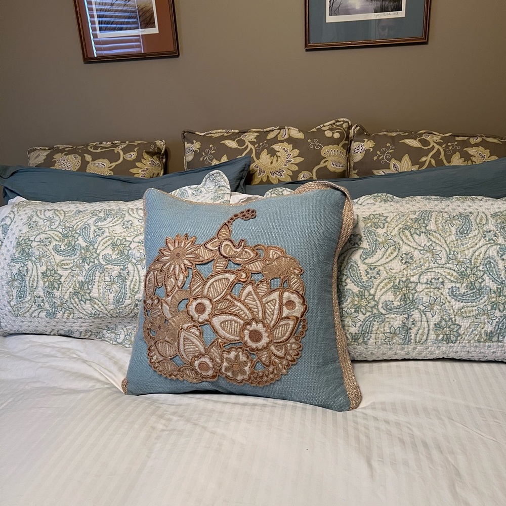 Elegant Paisley Quilted Pillow Shams, 2 standard size, great vintage condition - Picture 2 of 5